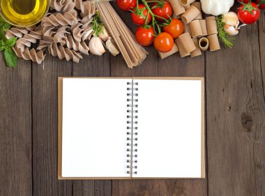 Zeytinyağı, makarna, sarımsak ve domates ile blocknote