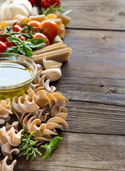 Olive oil, pasta, garlic and tomatoes — Stock Photo, Image
