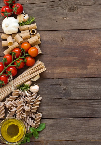 Olive oil, pasta, garlic and tomatoes — Stock Photo, Image