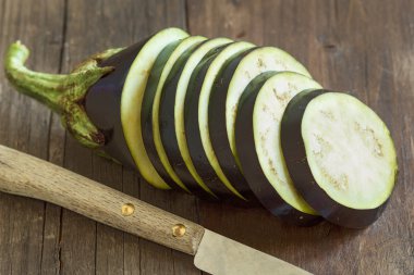 Bıçak ile taze çiğ patlıcan