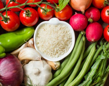 Basmati pirinç kase ve taze sebze