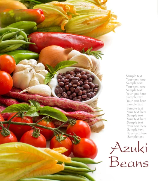 Raw azuki beans in a bowl and fresh vegetables — Stock Photo, Image