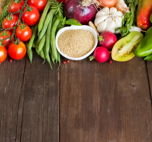 CousCous en un tazón y verduras frescas —  Fotos de Stock