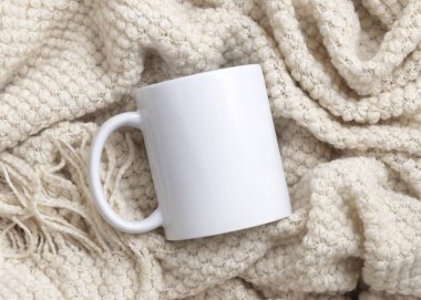 Beyaz, boş kahve fincanı bej ekose, boho maketi, fotokopi alanı. Sıcak atmosferik düzlük, Noel tatili. POD tasarımınız için şablon