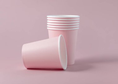 Tek kullanımlık pembe kağıt bardaklar yakın çekim izole edilmiş, reklam alanı olan bir model. Boş karton kahve fincanları. Kapağı olmayan çevre dostu tek kullanımlık konteynırlar, plastikten ayrıştırılabilir materyal yok.