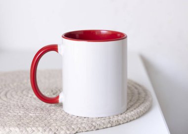 Beyaz aksanlı kahve fincanı, kırmızı saplı ve bej kaplamalı. Yaklaş. 11 onsluk sabıka kaydı. İstek dizaynında yazdırma şablonu, kopyala