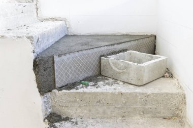 Beton merdiveni malayla düzleştiriyorum, yakın plan. Ev iç dekorasyonu. Yeni bir binanın inşaatı. DIY Ev geliştirme