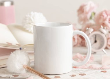 Beyaz seramik kahve fincanı. Pembe dekor ve çiçeklerin yanında. Model, yakın plan, kopyalama alanı. Pastel bahar romantik sahnesi Sevgililer Günü ya da Anneler Günü için. İstenildiğinde yazdırma şablonu