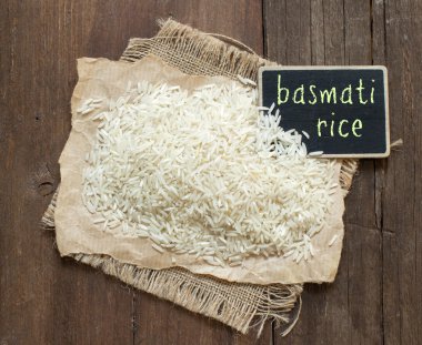 Basmati çiğ pirinç küçük yazı tahtası ile ahşap üzerine