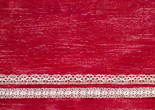 Кремовые винтажные ленты на старом красном дереве — стоковое фото