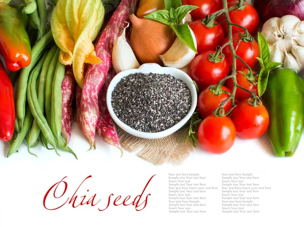 Sementes de chia cruas em uma tigela e legumes frescos — Fotografia de Stock