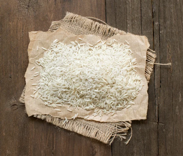 Ακατέργαστο ρύζι Basmati στο παλιό ξύλινο τραπέζι — Φωτογραφία Αρχείου