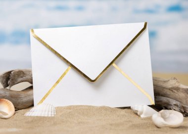 Boş davetiye zarfları, deniz kabukları ve dallarla bej rengi kumların üzerinde maket yapıp fotokopi alanı ile kapatıyorlar. Mavi okyanus arka planı. Sahil düğün davetiyesi ve plaj kırtasiyesi şablonu