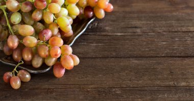 Gümüş tepsi üzerinde üzüm