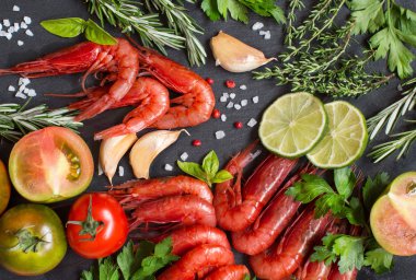 Domates, limon ve otlar ile çiğ karides