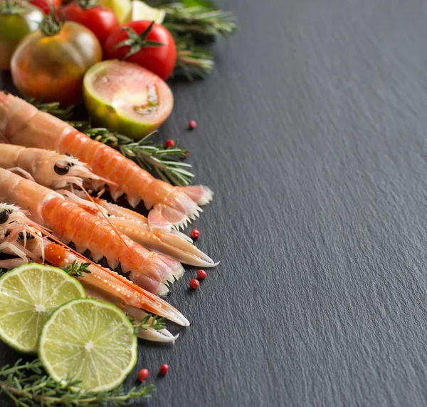 Ruwe langoustines met groenten en kruiden — Stockfoto