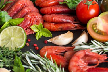 Domates, limon ve otlar ile çiğ karides 