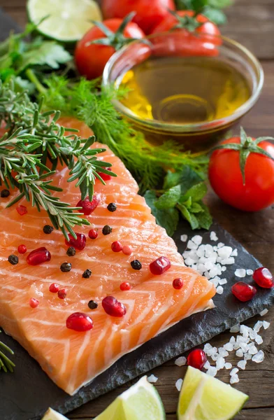 Zalm met groenten, olijfolie en kruiden — Stockfoto