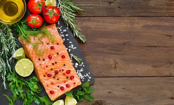 Saumon aux légumes et herbes — Photo