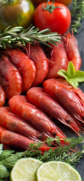西红柿、 石灰和草本原料虾仁 — 图库照片