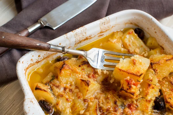 Peixe com batatas cozidas no forno — Fotografia de Stock