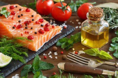 Sebze, zeytin yağı ve otlar ile Somon 