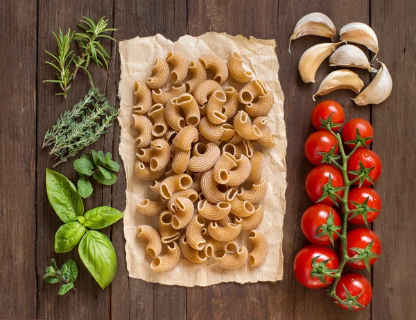 Teljes kiőrlésű tészta, zöldségekből, gyógynövényekből és olívaolaj — Stock Fotó