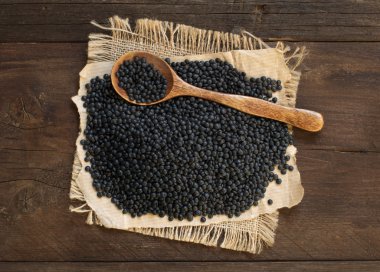 Siyah mercimek yığını bir kaşık ile 