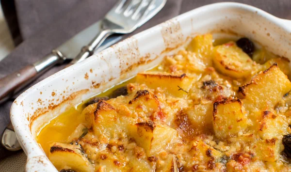 Peixe com batatas e azeitonas cozidas no forno — Fotografia de Stock