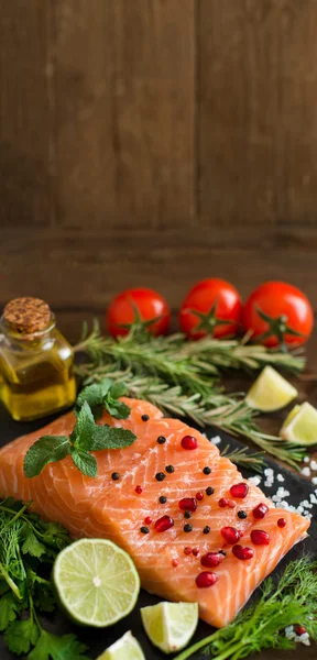 Salmón con verduras, aceite de oliva y hierbas — Foto de Stock