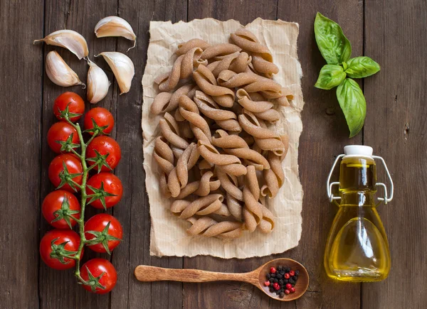 Whole wheat pasta, vegetables,  herbs and olive oil — Stock Photo, Image