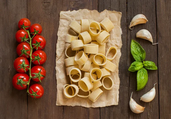 Pasta con ajo, tomate y albahaca — Foto de Stock