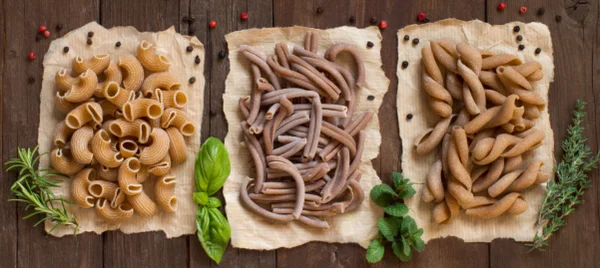 Whole wheat  pasta and herbs — Stock Photo, Image