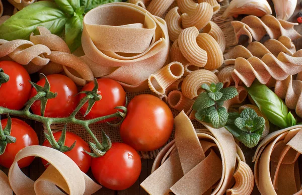 Whole wheat pasta with vegetables and  herbs — Stock Photo, Image