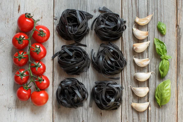 Pasta Tagliatelle Negra con tomates cherry, ajo y albahaca — Foto de Stock