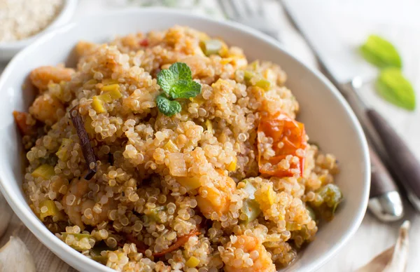 Cooked Quinoa with vegetables and shrimps — Stock Photo, Image