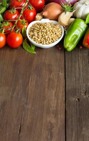 Espelta en un tazón y verduras frescas —  Fotos de Stock