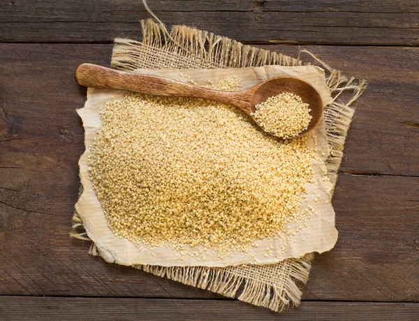 Montón de CousCous de trigo integral con una cuchara — Foto de Stock