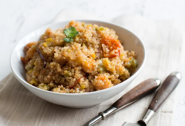 Quinoa gătită cu legume și creveți — Fotografie, imagine de stoc
