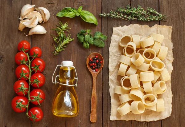 Italian pasta, vegetables,  herbs and olive oil — Stock Photo, Image
