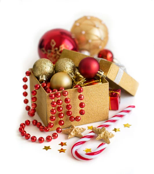 Renkli Noel süslemeleri bir hediye kutusu — Stok fotoğraf