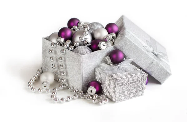 Adornos de Navidad de plata y púrpura en caja de regalo — Foto de Stock