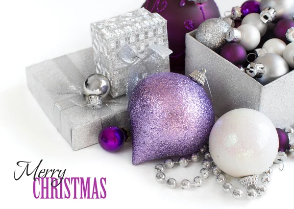 Prata e roxo ornamentos de Natal fronteira — Fotografia de Stock