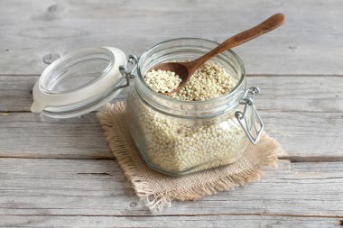 Beyaz sorgum tahıl cam kavanozda 