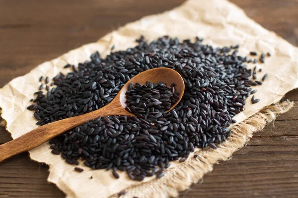 Arroz preto com uma colher — Fotografia de Stock