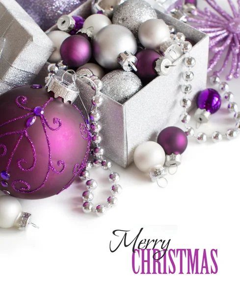 Kerst ornamenten zilver en paarse rand — Stockfoto