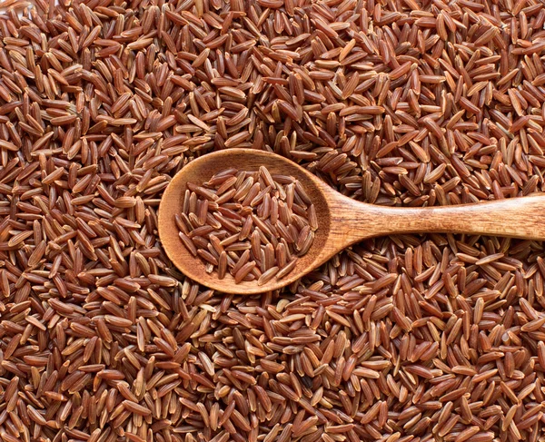 Arroz rojo con cuchara de madera —  Fotos de Stock