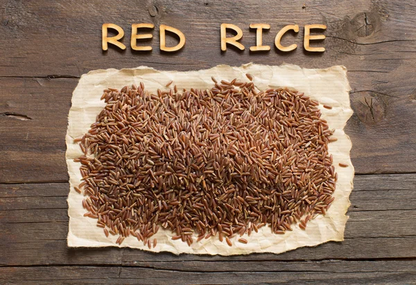 在木头上的红米饭 — 图库照片