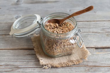 Ham bütün bir cam kavanozun içinde spelt 