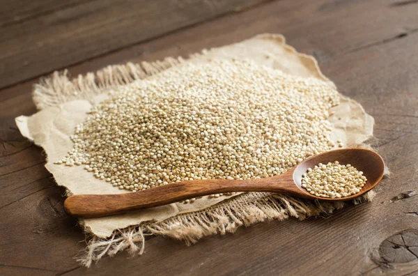 Σωρό από λευκό Quinoa με ένα κουτάλι — Φωτογραφία Αρχείου